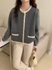 Jaqueta cardigã de tricô elegante, gola redonda, color block, de abotoamento simples, moderna e versátil, novo top suéter simples outono e inverno para mulheres