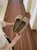 Zapatos planos bajos minimalistas de estilo coreano para mujer, nuevo modelo 2026, zapatos para ir al trabajo con decoración metálica, mocasines tipo abuela