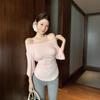 Foto Real de un Conjunto de Dos Piezas: una camiseta con cuello redondo y manga tres cuartos, un top irregular que se ciñe a la cintura y pantalones casuales de cintura alta ligeramente atrevidos