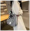 Bolso Sencillo de Letras Estilo Coreano Bolso de Hombro para Viajes Cotidianos Gran Capacidad Alto Valor de Color Doble Propósito Bolso de Lona Rayada