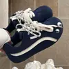 Zapatillas versátiles de nicho estilo coreano para mujer, nuevas zapatillas blancas de suela gruesa color amarillo chic de otoño 2026, zapatillas de entrenamiento alemanas para estudiantes