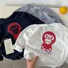 Camiseta de Manga Larga T2026 Ojos Entrecerrados Otoño Nuevo Producto Unisex Estilo Japonés Camiseta Base Estampada Top Sencillo para Bebé