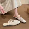 Mules Cerrados de Malla Bordada de Moda para Mujer, Nuevo Estilo Verano 2026, Tira Única con Adornos de Perlas, Sandalias Planas Estilo Hada