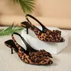 Sandálias de salto alto com estampa de leopardo sexy transfronteiriças para mulheres, novo modelo de comércio exterior, sandálias de salto agulha pontudas vintage elegantes de verão atacado