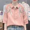 Nova camisa feminina de verão versátil de corte slim com mangas médias, estilo coreano vintage artístico com gola de lapela bordada em algodão e linho, blusa de manga curta