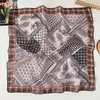 Bufanda Cuadrada Pequeña de Algodón y Lino con Estampado Geométrico Nueva y Elegante de Verano para Mujer, Versátil, Decorativa, Protectora para el Cuello, Pañuelo para la Cabeza