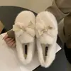 Sapatos felpudos brancos de pelúcia para mulheres, calçados de inverno para uso externo, novo modelo 2026, mocassins slip-on com laço, sapatos de algodão felpudo