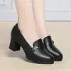 Nuevos Zapatos para Mujer 2026 Otoño Mocasines de Piel Suave Suela Suave Cómodos Antideslizantes para Madres de Edad Media Zapatos Pequeños de Piel con Tacón Medio