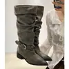 Botas femininas de salto grosso cinza com bico fino e cano alto até o joelho, estilo western, plissadas, estilo deserto retrô