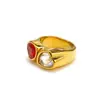 Diseño de nicho ins europeo y americano lujo ligero anillo de titanio y acero con gema en forma de corazón moda femenina corazón anillo de oro de 18 quilates al por mayor