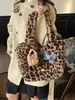 Bolso Relleno Estampado de Leopardo para Mujer 2025 Nuevo de Moda Invierno Único Lindo Bolso de Hombro Gran Capacidad Bolso Tote para Viajes Diarios