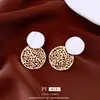 Aretes Redondos Huecos con Aguja de Plata Electrochapada en Oro Real de 18K, Aretes de Moda Ligeros de Lujo con Temperamento, Aretes Únicos Versátiles, Estilo de Nicho