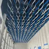 Fábrica de procesamiento de perfiles de aluminio ondulados con rejilla de aluminio cuadrada de aluminio con veta de madera curvada