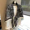 Bufanda cuadrada grande versátil de primavera y verano, accesorio de alta gama, chal para mujer, bufanda con tacto de lino, adecuada para habitaciones con aire acondicionado y viajes