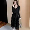 Vestido de malla negra floral de estilo nuevo para principios de otoño y primavera, de corte ajustado, con cuello cuadrado, de dos piezas falsas para mujer