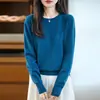 Nova coleção outono e inverno: suéter de gola redonda, com bainha enrolada, de tricô aberto, com modelagem solta e mangas compridas, perfeito como camada interna ou base