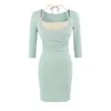 Vestido de dos piezas puramente sexy con colores contrastantes, cuello halter y corte ajustado, adecuado para otoño, con una minifalda ajustada al cuerpo