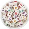 Paquete de 50 cuentas acrílicas cuadradas con letras de 10 mm, mezcla de colores, para manualidades.