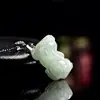 Artículos genuinos natural A calidad jade pequeño colgante de Pixiu plata S925 incrustado con piedra de jade hielo colgante de jade de colina de cuero para hombres y mujeres al por mayor
