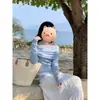Blusa de Tricô Azul Manga Longa Estilo Francês Ombro a Ombro Feminina Nova Coleção Outono Inverno Ajuste ao Corpo Valoriza o Corpo Blusa de Ombro a Ombro