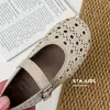 Novos Sapatos Infantis Primavera/Verão 2026 Estilo Coreano Moda Vazado Camurça Sapatos de Bebê Bico Baixo Sapatos Mary Jane para Meninas