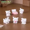 Fofa e feliz pequena estatueta de cachorro branco, perfeita para decorações DIY de casa de bonecas, enfeites de pendurar, paisagens em miniatura de mesa e pequenas peças decorativas