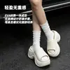 Sandalias antideslizantes de plataforma gruesa de moda para aumentar la altura para mujer, adecuadas para uso exterior en verano y en casa, pantuflas populares de tacón alto para escaleras