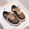 Zapatillas para niñas 2026 otoño nuevo modelo zapatillas deportivas infantiles de suela blanda zapatillas casuales para niños zapatillas transpirables de caña baja con suela blanda