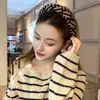 Diadema Ancha de Moda Retro Estilo Coreano de Gamuza con un Toque de Lujo, Accesorio para el Cabello Versátil y Elegante para Mujeres