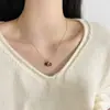 Collar Retro de Granada Roja Otoño e Invierno para Mujer Diseño de Nicho Colgante Lujo Accesible Cadena Versátil para Clavícula Cadena para Suéter Accesorios