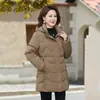Jaqueta de Algodão de Inverno 2026 Feminina de Comprimento Médio Emagrecedora Fashionável Redutora de Idade Roupas de Algodão Versátil para Mães de Meia-Idade Casaco de Algodão