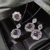 Set de Lujo de Alta Gama de Tres Piezas con Incrustaciones Completas de Diamantes de Estilo Europeo y Americano y Piedras Preciosas Azul Marino, Incluyendo Anillo, Pendientes y Colgante para Mujer