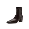 Estas botas son silenciosas, increíblemente estilizan y te hacen ver más alta.. Son perfectos para ir al trabajo y tienen un diseño delgado.. Son de la colección otoño/invierno 2026, con tacón grueso, tacón medio, punta cuadrada y material elástico. Son botas cortas para mujer