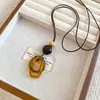 Nuevo collar de cordón de cuero redondo hueco de resina estilo chino, cadena para la clavícula creativa simple y a la moda, joyería vintage de alta gama al por mayor