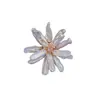 Broche Flor de Perla Pétalo Barroco Colorido de Agua Dulce de Fabricante de Zhuji, Accesorio de Broche Personalizado de Lujo Ligero
