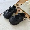 Zapatos de Princesa Brillantes de Moda para Niñas 2026 Nuevo Estilo de Verano Infantiles de Punta Cerrada de Cristal Versátiles con Suela Suave Zapatos para Niñas Pequeñas