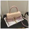 Hardware de Letra Nuevo Retro Simple y Elegante Otoño e Invierno 2025 Color Puro Pequeño Bolso Cuadrado para Mujer de un Solo Hombro Cruzado Bajo el Brazo