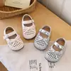 Sandalias tejidas huecas para niñas con punta cerrada, nuevo estilo de verano, zapatos de princesa para niños con suela suave y moño plateado para niños pequeños
