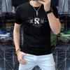 Camiseta de manga corta con cuello redondo para hombre, nueva camiseta de verano de 2024 con estampado de letras en caliente, ajustada, de media manga, cómoda y moderna.
