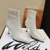 Botas de tornozelo de bico fino estilo francês para mulheres, nova coleção outono 2026, perfeitas com vestidos, design justo, saltos agulha elegantes, botas de salto alto da moda