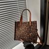 Bolso grande de leopardo de alta gama para mujer, nuevo estilo 2024, moderno bolso de hombro estilo occidental, bolso de mano de gran capacidad para uso diario.