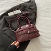 Verão 2025 Nova Bolsa de Boliche Portátil Personalizada Feminina Coreana Retrô Moda para o Dia a Dia Bolsa Mensageiro de Ombro