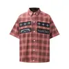 Parche Bordado de Letra a Cuadros Clásico Camisa de Manga Corta para Hombre, Nuevo Estilo Primavera/Verano, Top Holgado Casual para Mujer, Moderno