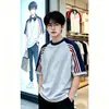 Camiseta Esportiva Branca de Manga Curta com Três Listras para Meninos, Design Color Block de Verão, Estilo Basquete Americano Jovem de Meia Manga