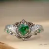 Anillo creativo europeo y americano de hoja de vid con incrustaciones de diamantes y diseño hueco para el dedo índice, con un diseño vibrante y un estilo único de dos tonos
