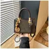 Bolsa personalizada de diseño único, nuevo modelo principios de otoño 2026, bolso de hombro de color liso a la moda, bolso cruzado cuadrado pequeño casual elegante