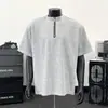 2025 Nuevo Verano para Hombre con Cuello Medio Cremallera Manga Corta Diseño de Remaches Hombro Pesado Americano