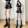 Shorts de couro femininos, novos shorts casuais de cintura alta para outono e inverno, corte solto com fendas, modeladores, adequados para usar por cima de outras peças, shorts bootleg de perna larga