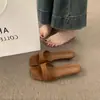 Sandalias retro de nicho Chuyuji con estampado de leopardo sin cordones para mujer, adecuadas para el verano al aire libre, versátiles y cómodas, con un pequeño tacón de cuña y un impresionante diseño de tacón bajo