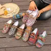 Zapatos Casuales de Madera de Colores Estilo Étnico para Mujer con Suela Gruesa, Zapatos de Lona de Caña Baja de Gran Tamaño para Exportación Transfronteriza con Cordones y Graffiti